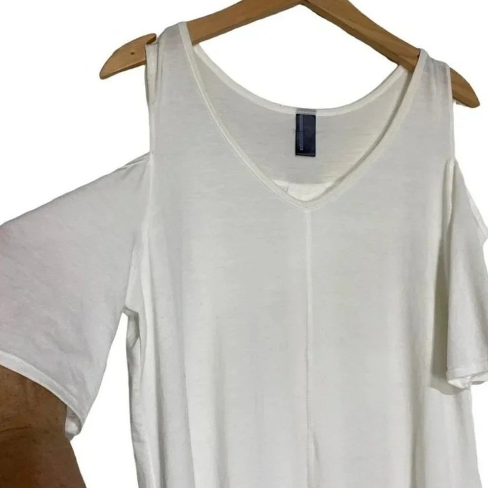 Monrow Cold Shoulder Top Medium‎ White V-Neck Relaxed Fit High-Low Hem Casual